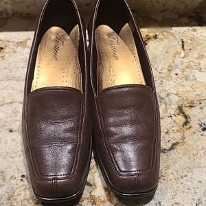 Trotters "Allison" Mocha Leather loafers with block heel. Sz. 10 N. (#1592)